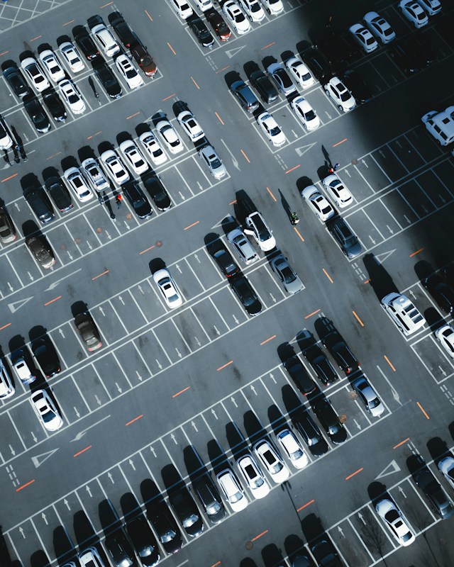 停車場俯瞰，整齊停放的車輛