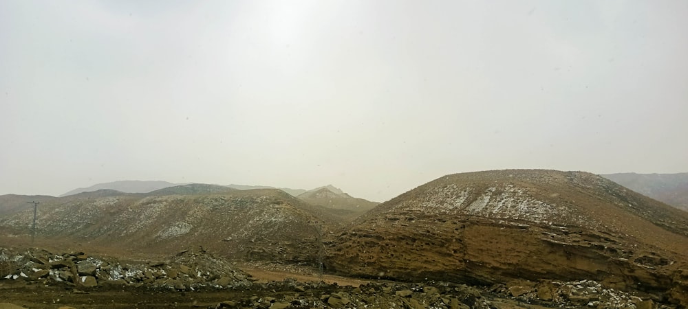 um grupo de montanhas cobertas de neve em um dia nublado