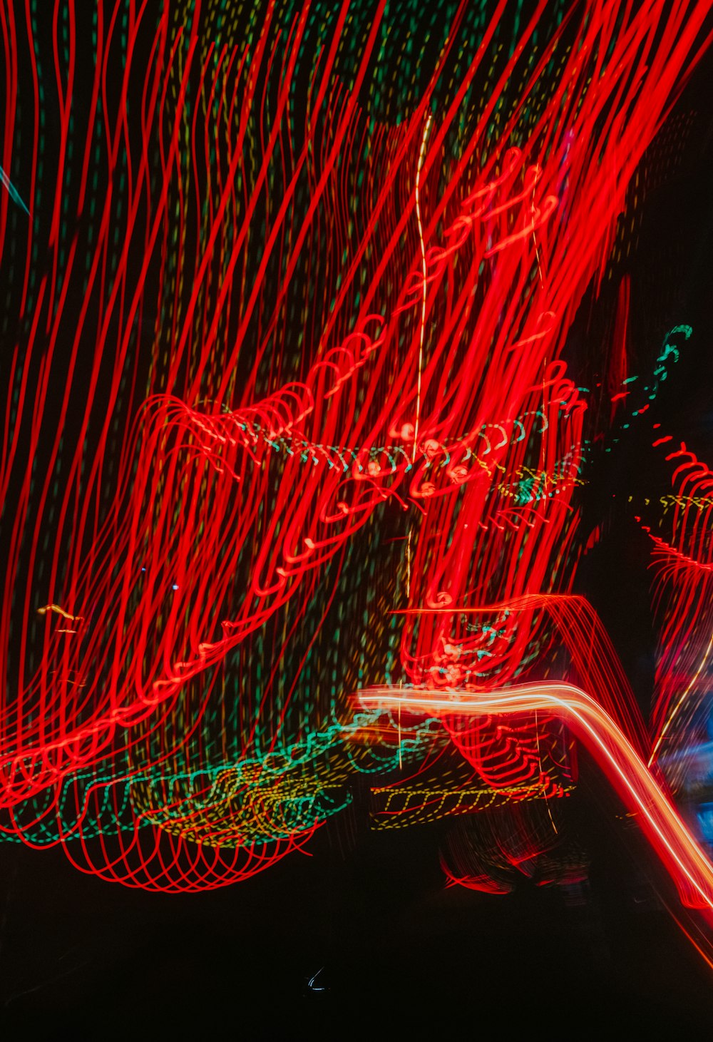 una foto sfocata di luci rosse e verdi