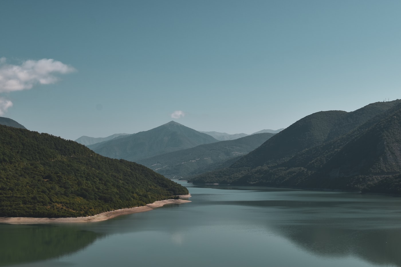 Jezioro otoczone górami widziane z powietrza