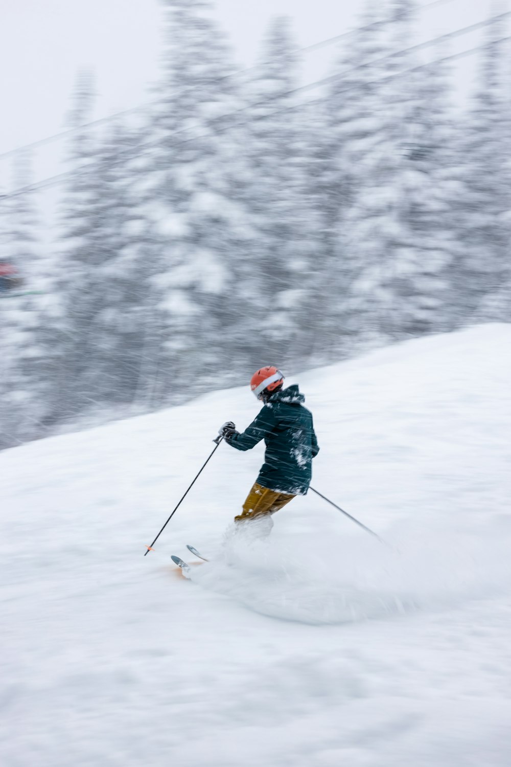 Un homme dévalant une pente enneigée sur des skis