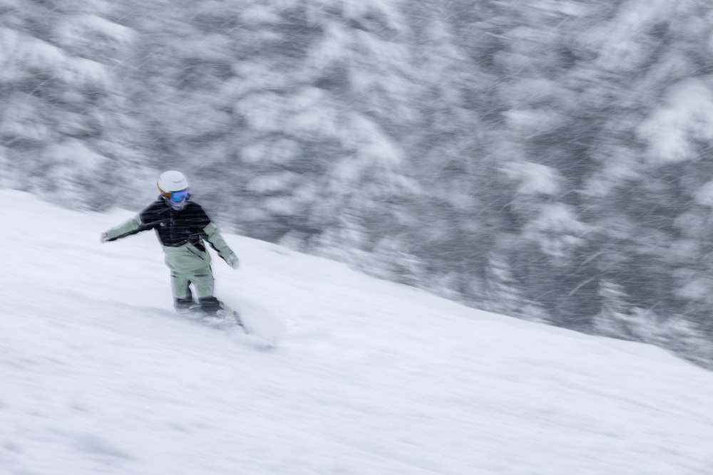 une personne faisant du snowboard sur une pente enneigée
