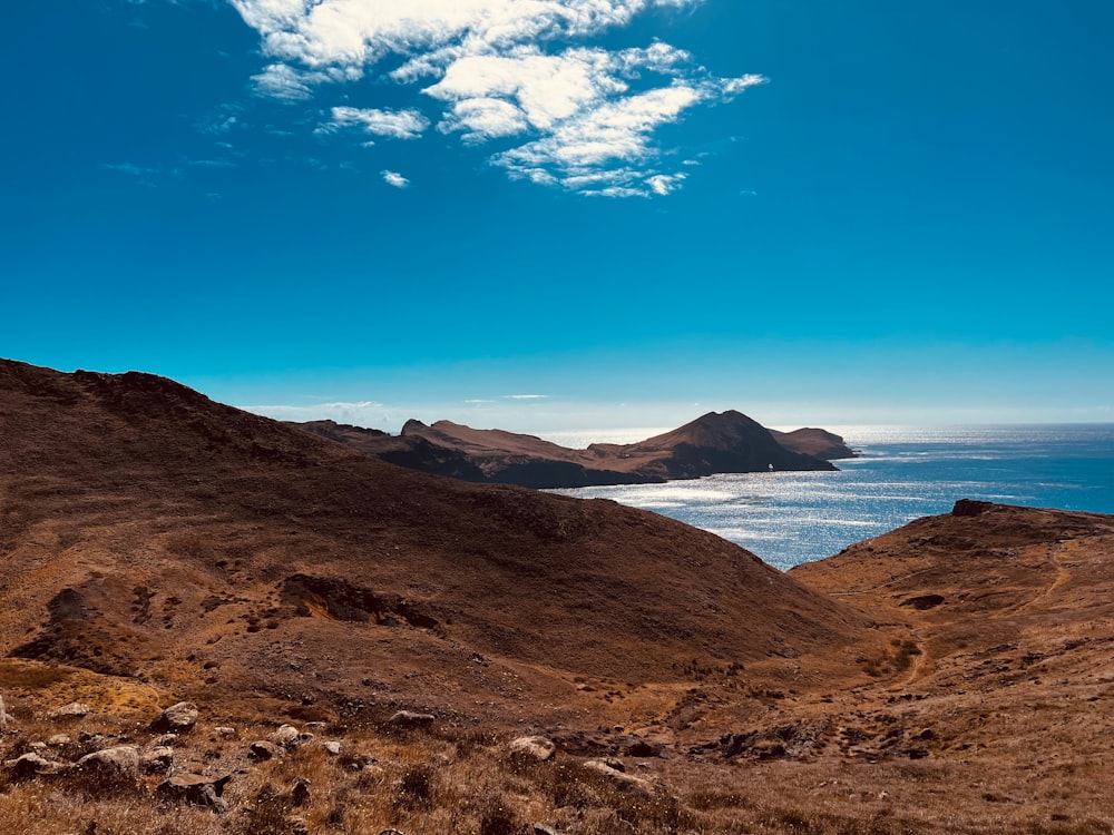 uma vista do oceano do topo de uma colina