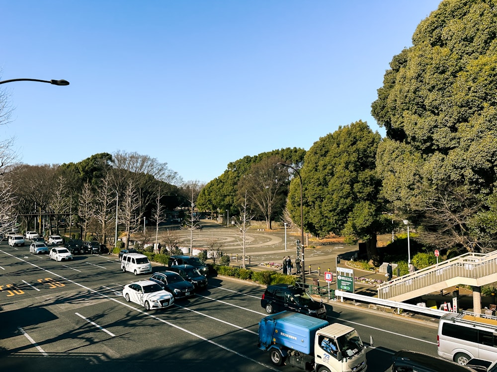 a city street filled with lots of traffic