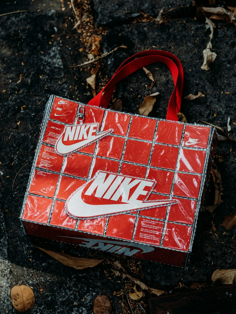 um saco nike vermelho deitado no chão