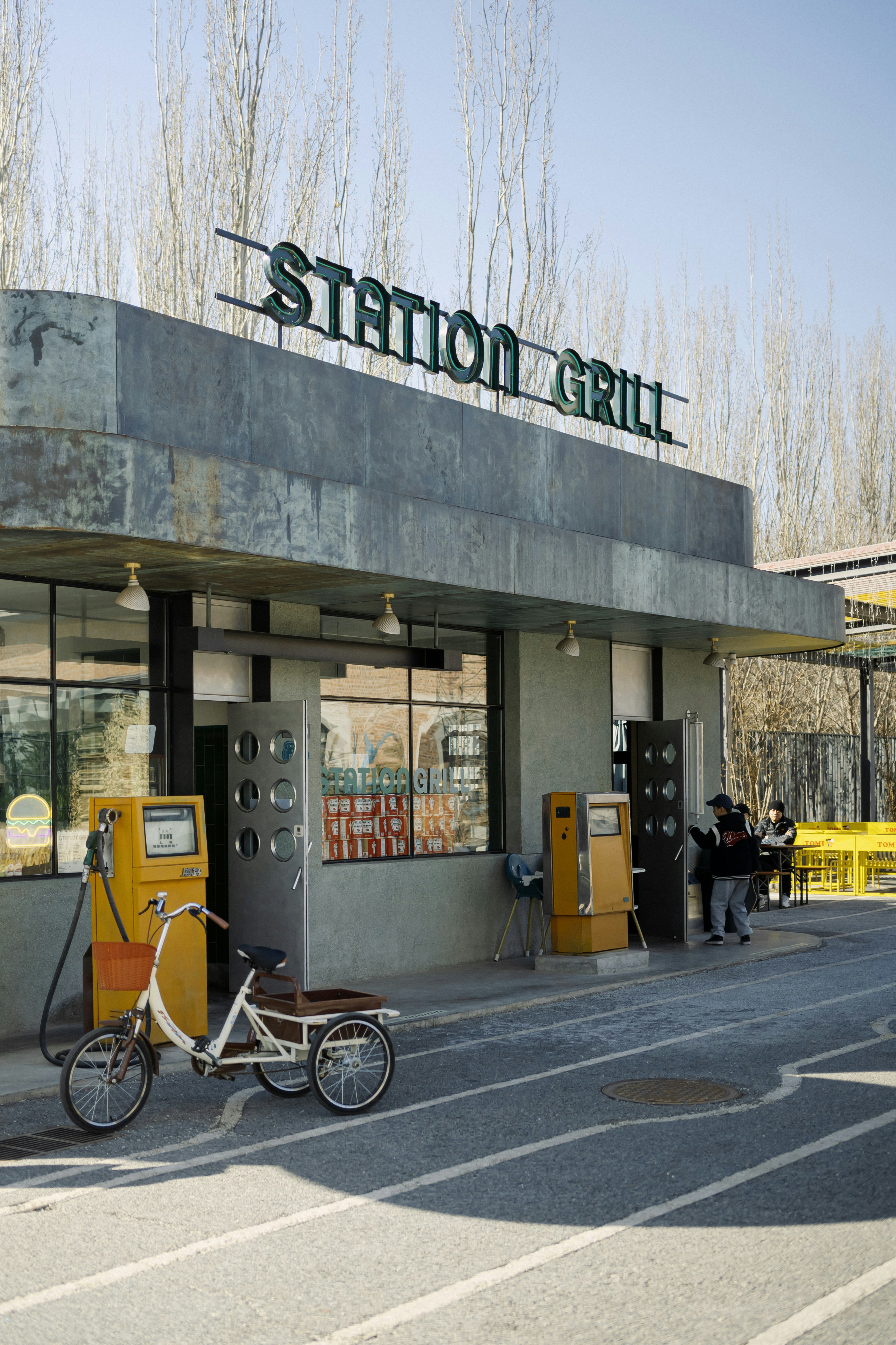 sepeda yang diparkir di depan stasiun