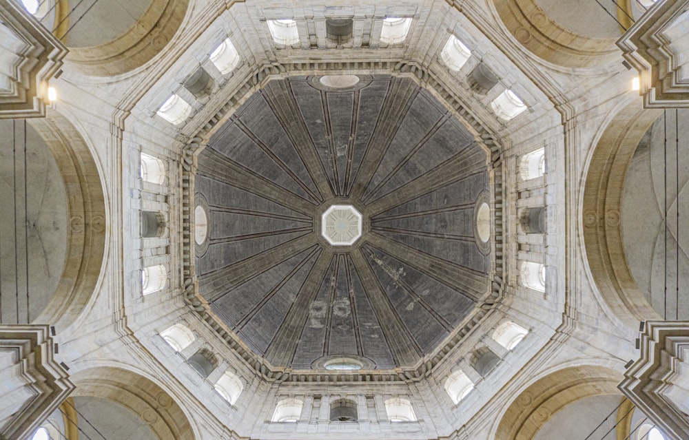 a view of the ceiling of a large building