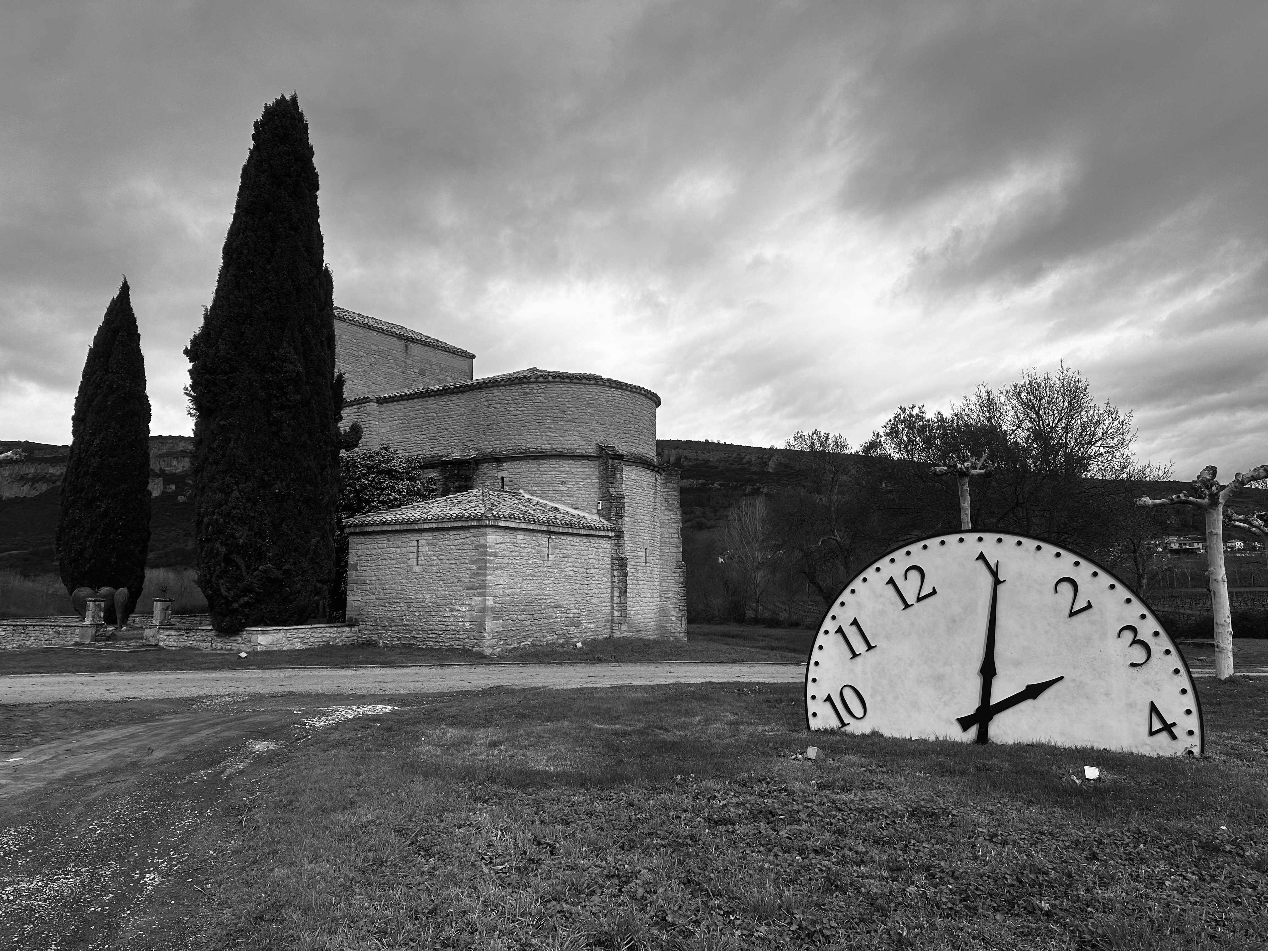 un grande orologio seduto in mezzo a un campo