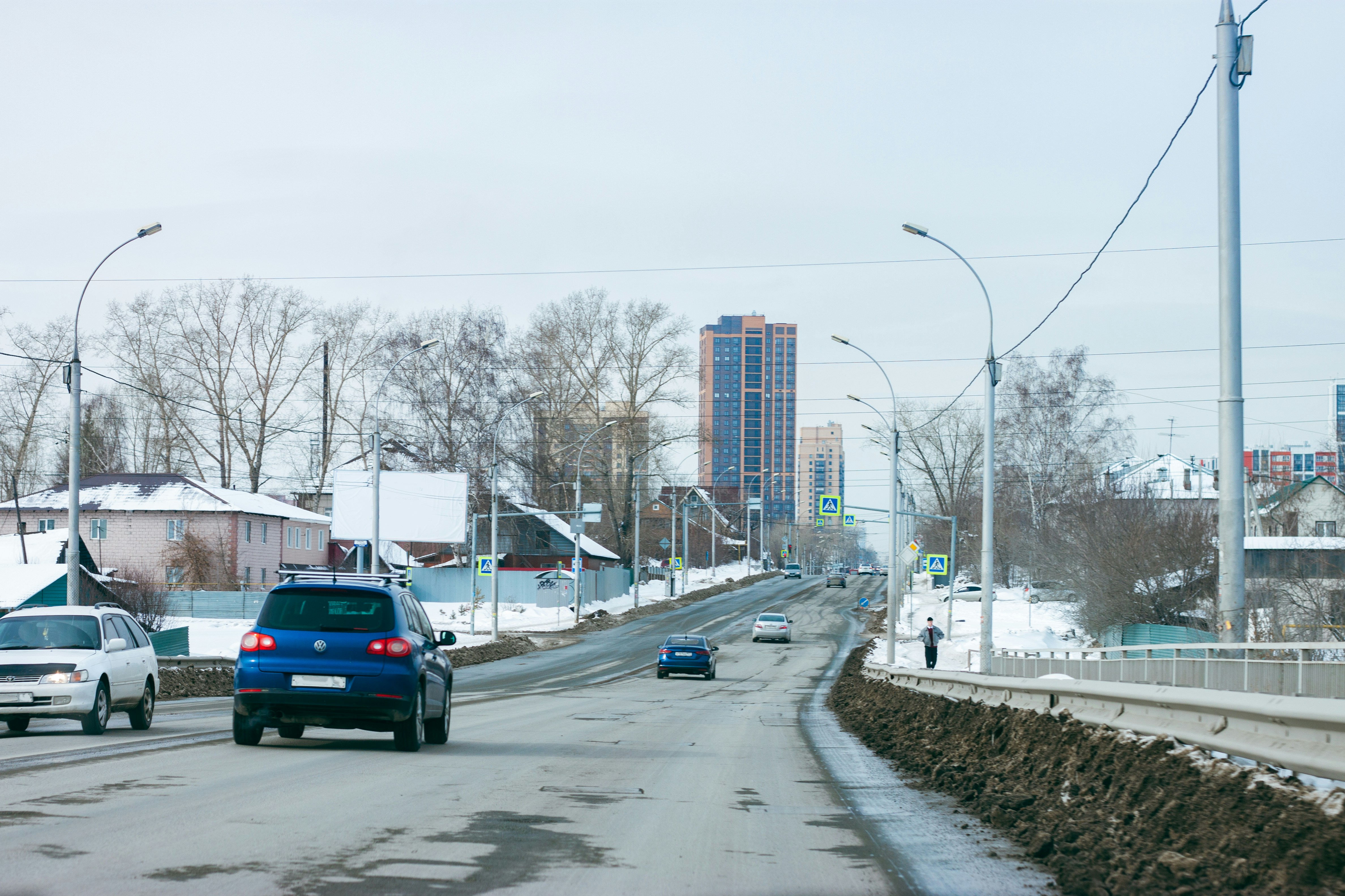 ein paar Autos, die eine schneebedeckte Straße entlangfahren