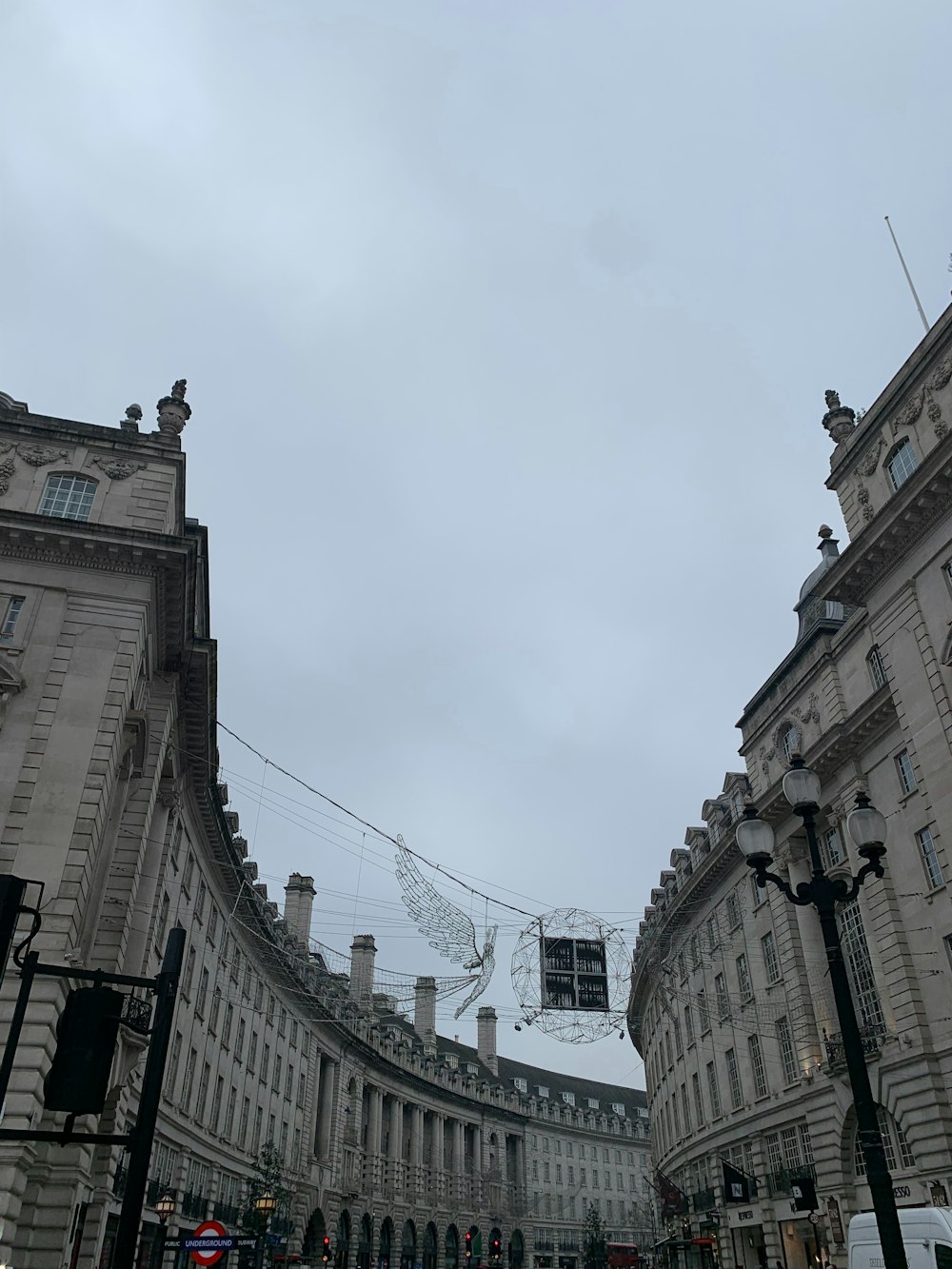 Una calle de la ciudad llena de tráfico junto a edificios altos