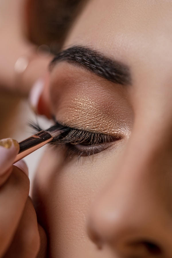 Maquilladora aplicando maquillaje con una brocha