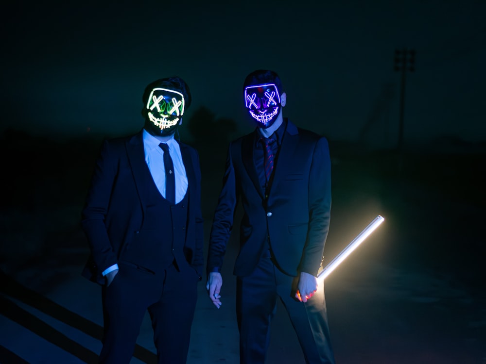 zwei Männer in Anzügen und Masken stehen nebeneinander