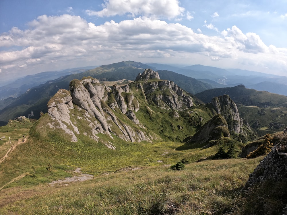 une vue sur une chaîne de montagnes depuis le sommet d’une colline