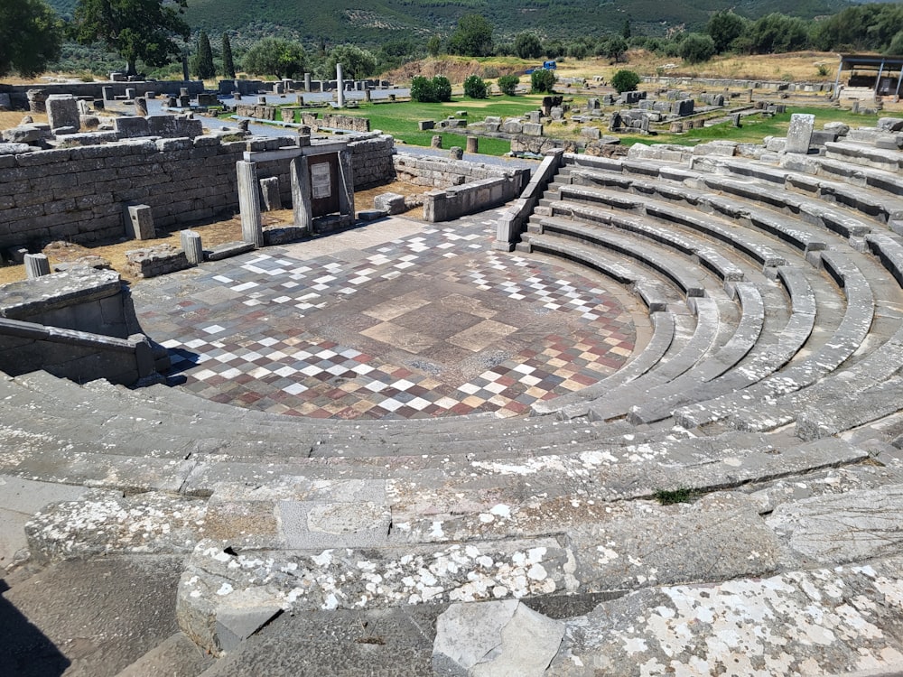 Um antigo teatro romano com piso de mosaico