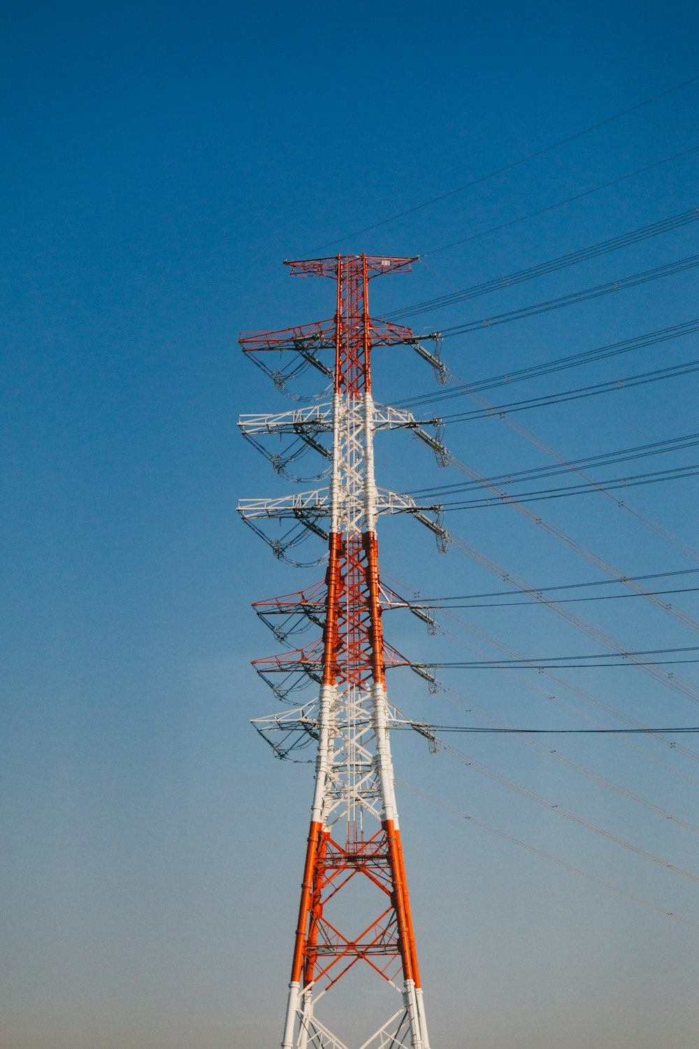 ein hoher Turm mit vielen Stromleitungen darüber