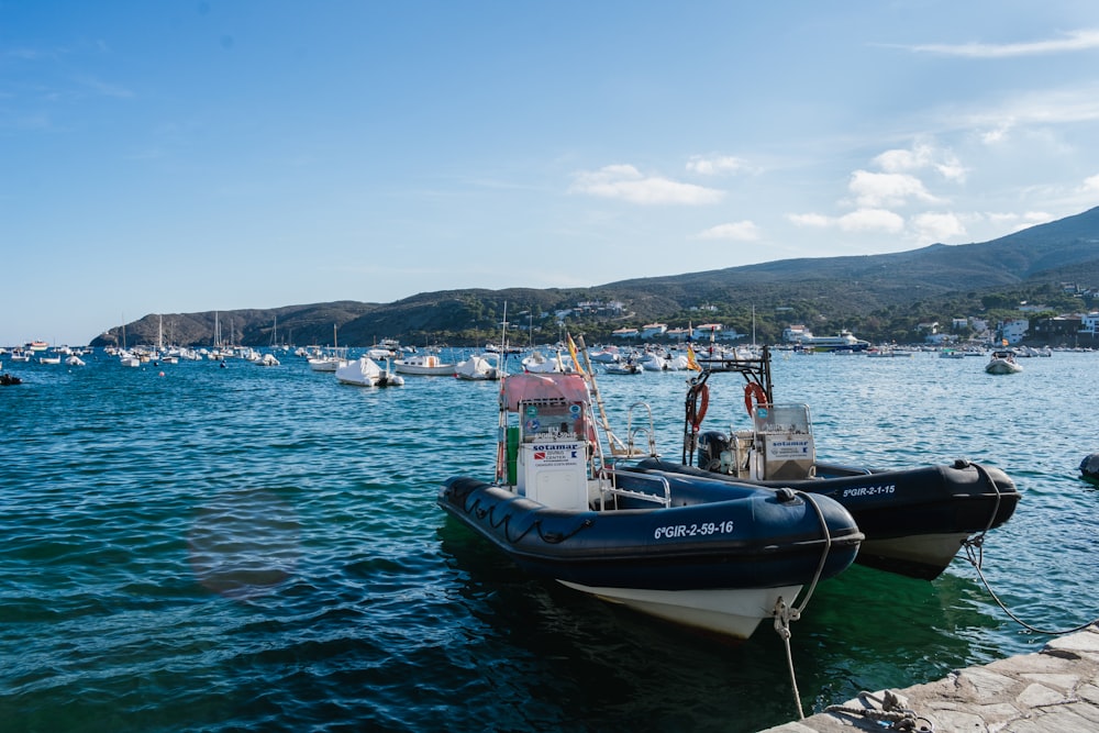 um par de barcos que estão na água