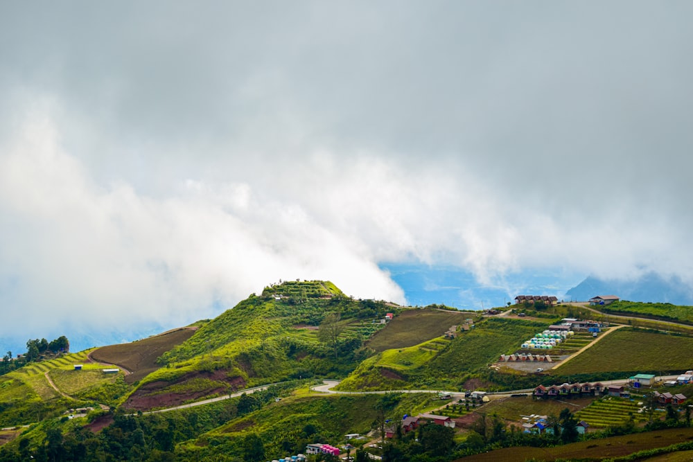 una exuberante ladera verde cubierta de exuberante hierba verde