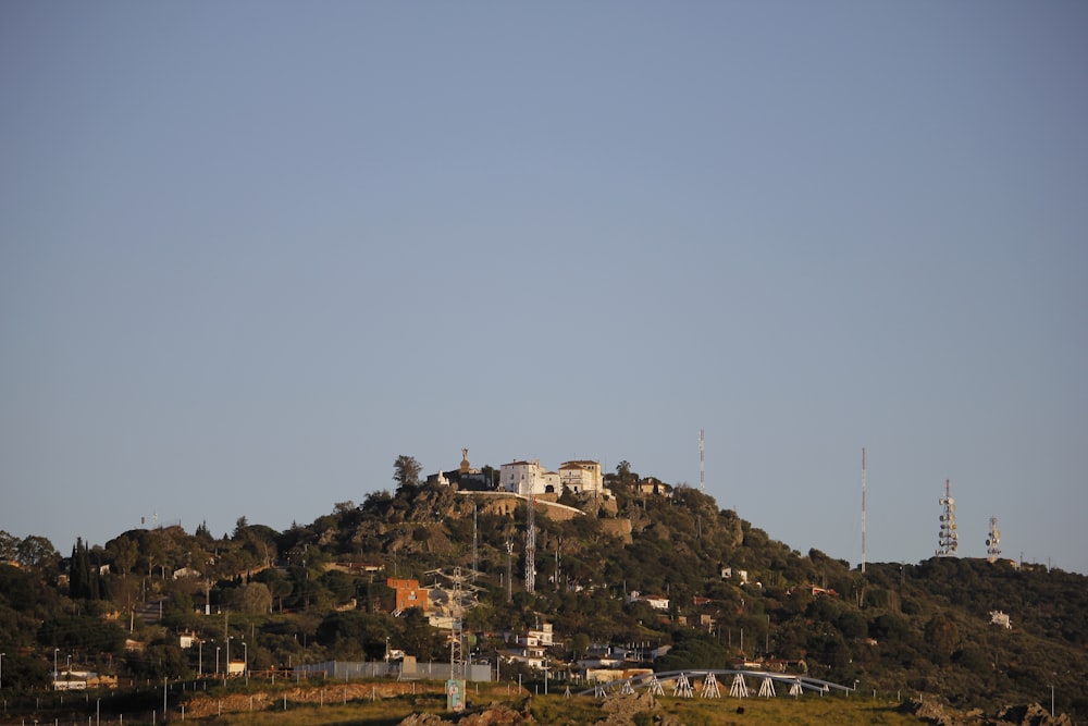 une colline surmontée d’une maison