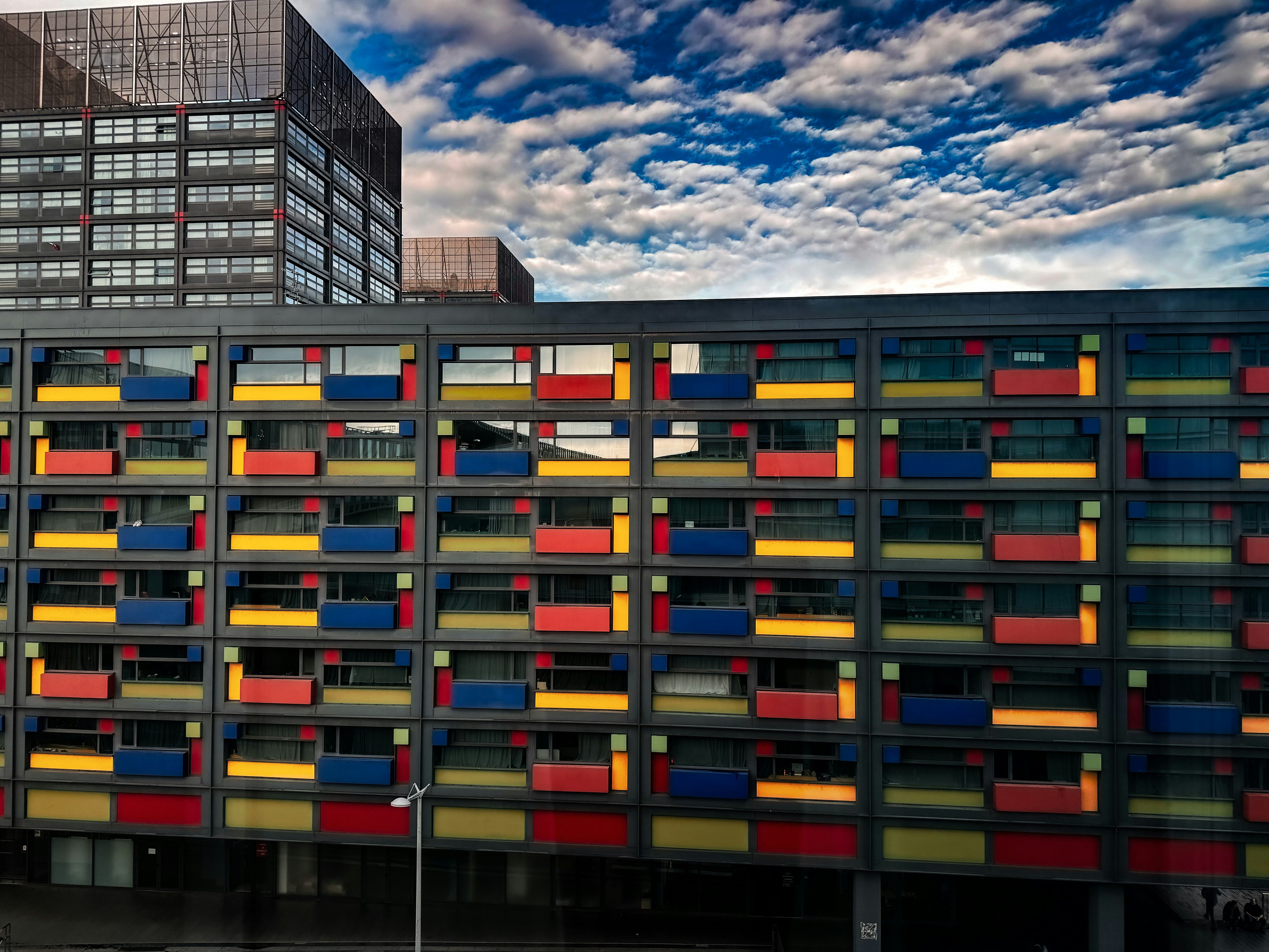 曇り空を背景にした色とりどりの建物