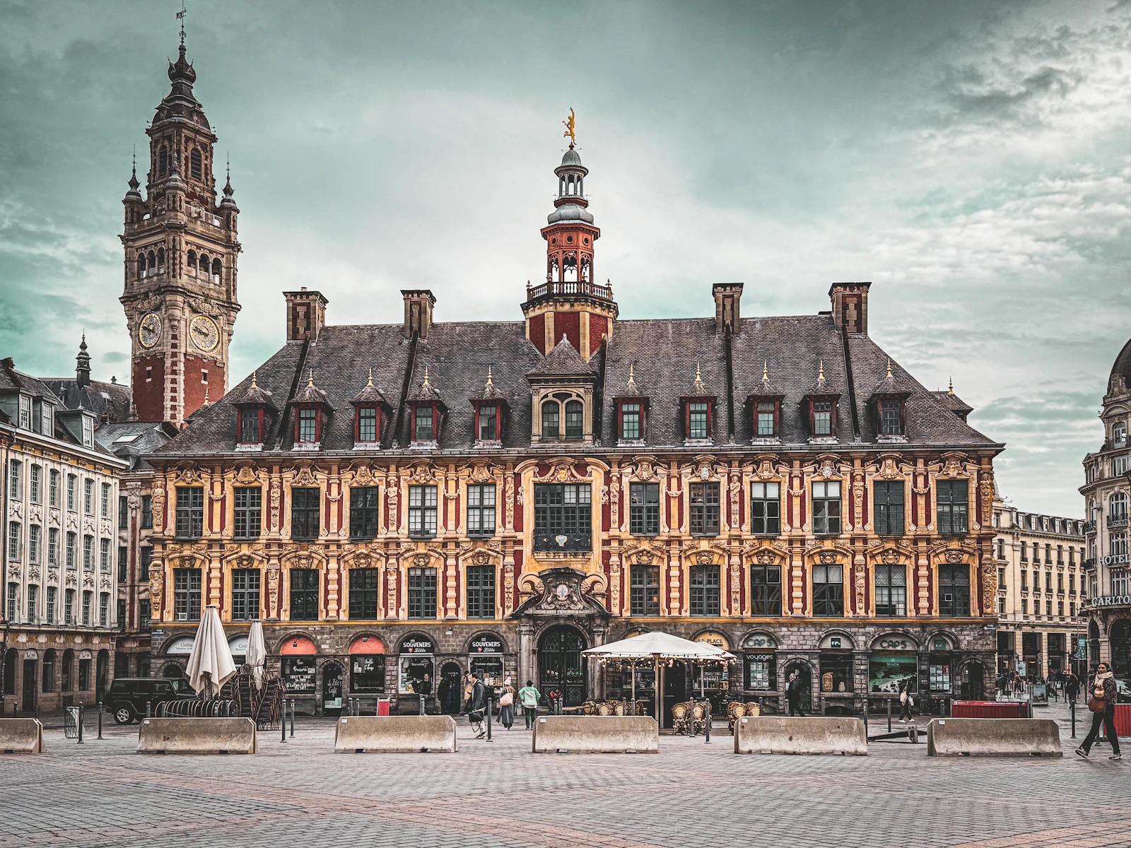 Grand bâtiment surmonté d’une tour d’horloge