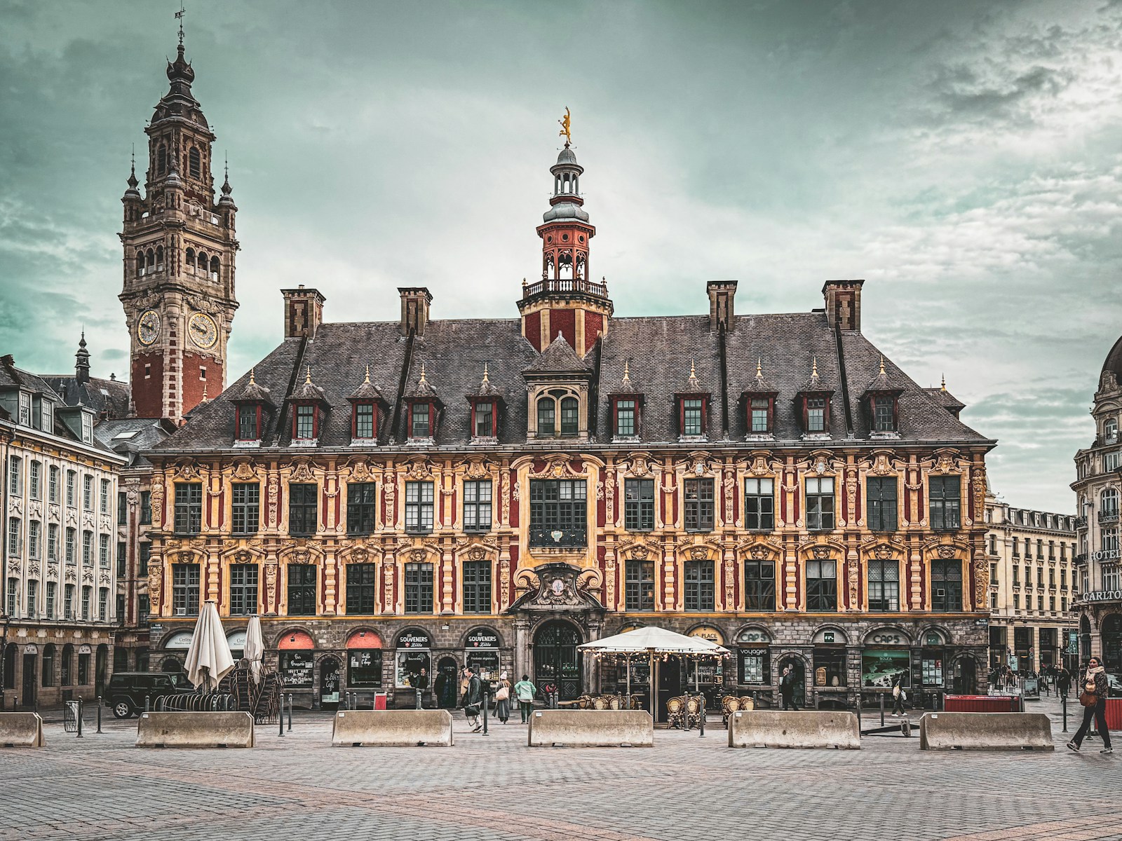 La Vieille Bourse sur la Grand Place de Lille, avec le beffroi de la Chambre de commerce à l'arrière-plan