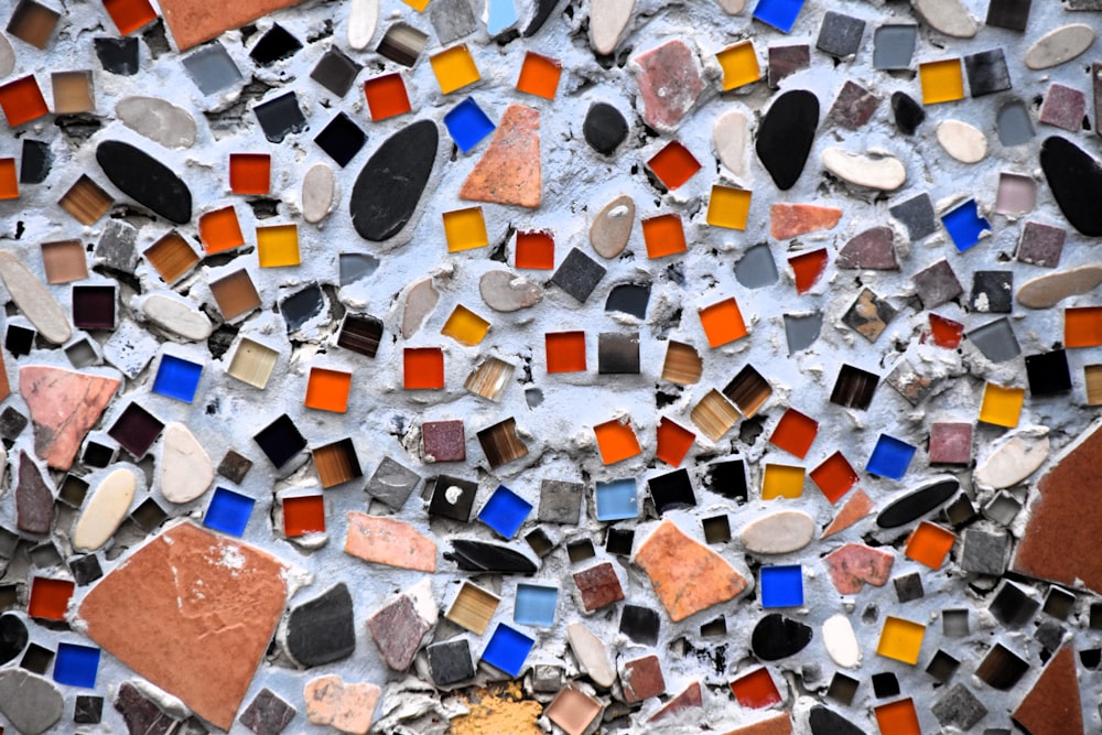 um close up de uma parede composta por azulejos de cores diferentes