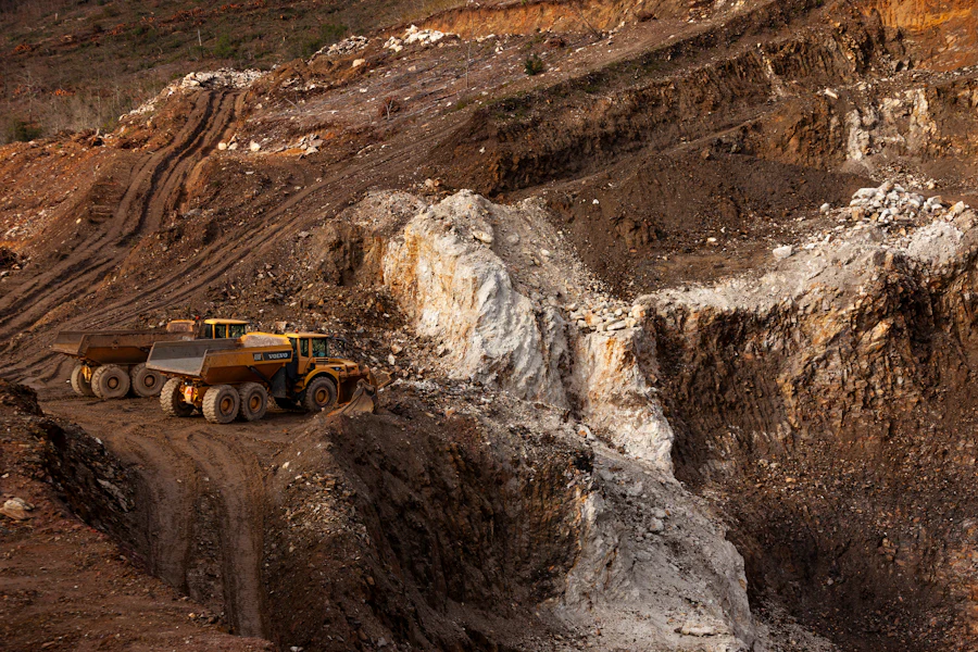 Camion de transport de minerai sur une piste de site minier