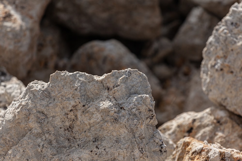 Un primer plano de una formación rocosa con rocas en el fondo