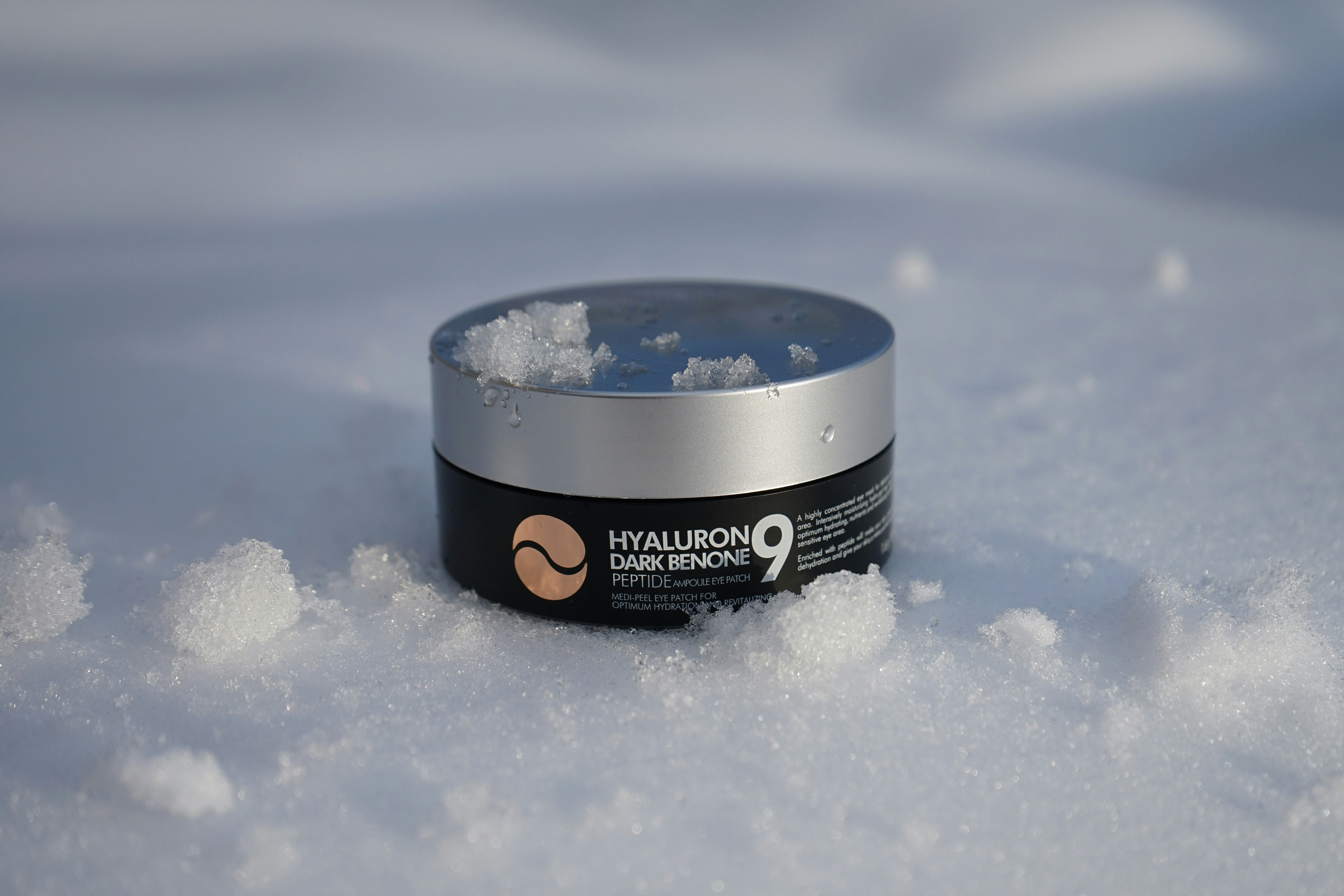 보습제를 바르는 모습