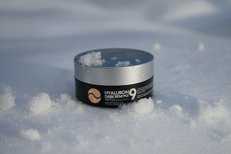 Bộ sưu tập mỹ phẩm skincare chụp chuyên nghiệp trên nền sáng