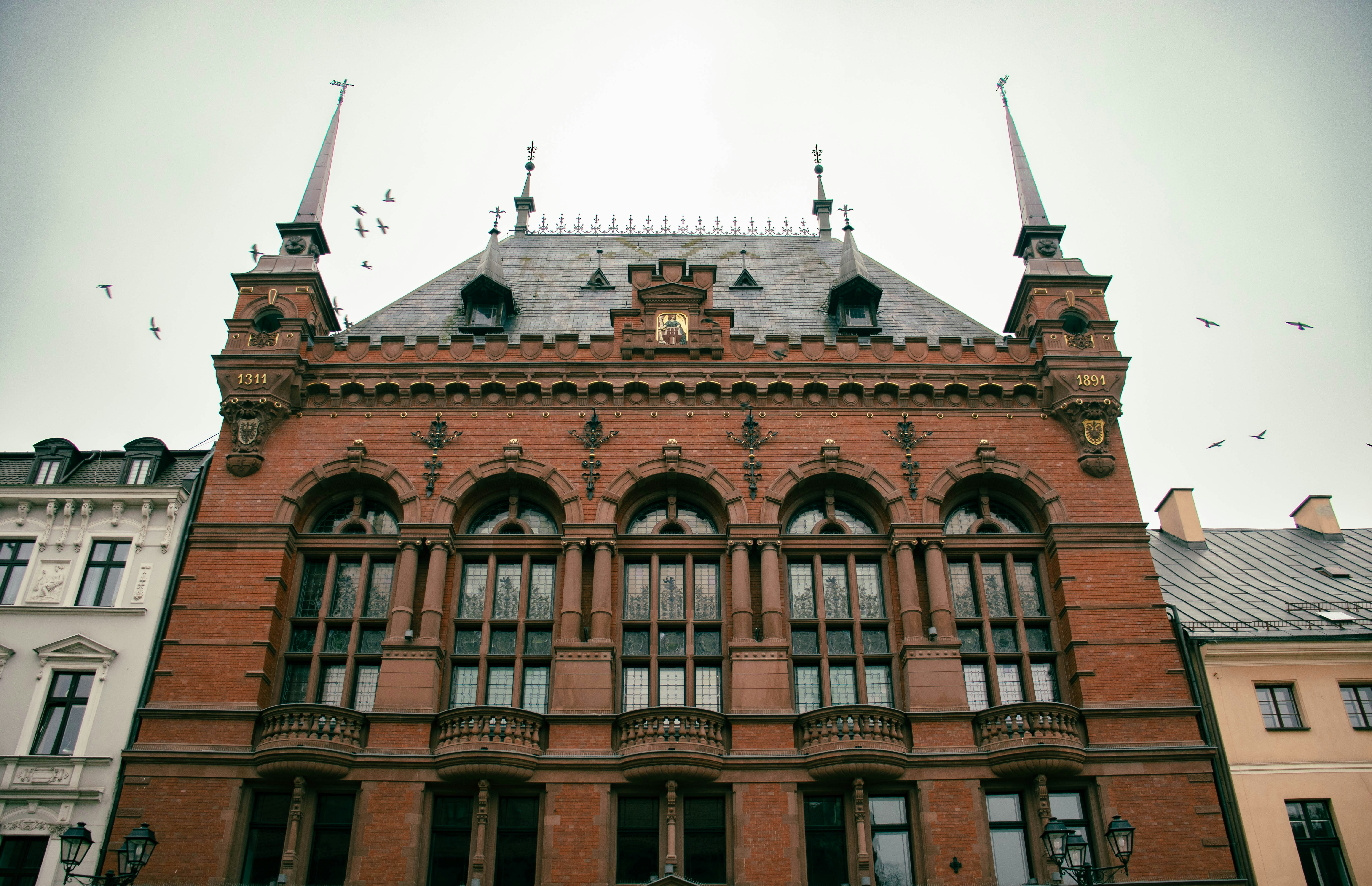 ein großes Gebäude mit einer Uhr auf dem Dach