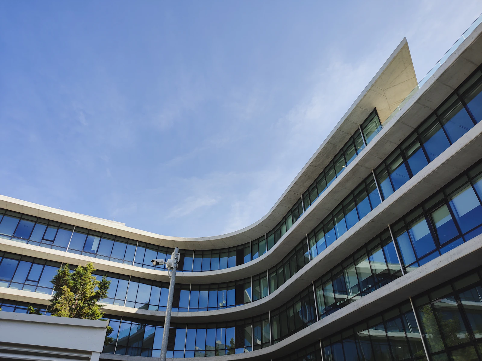 Façade vitrée de l'immeuble de bureaux