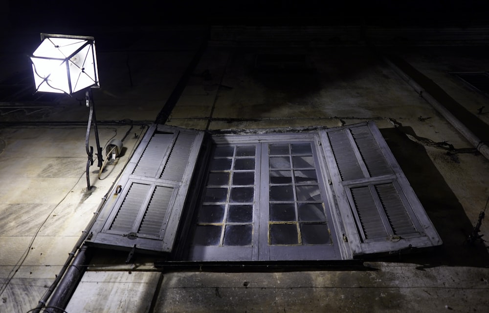 una ventana con persianas abiertas en un edificio