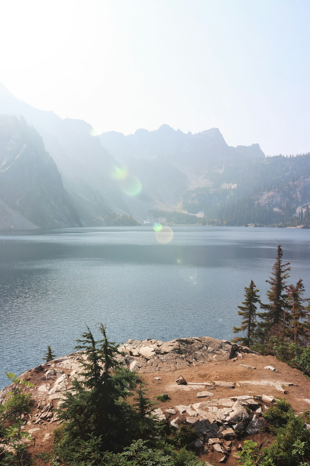 un grand plan d’eau entouré de montagnes