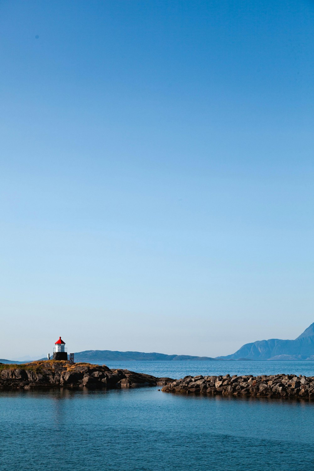 Un faro su una piccola isola in mezzo all'oceano