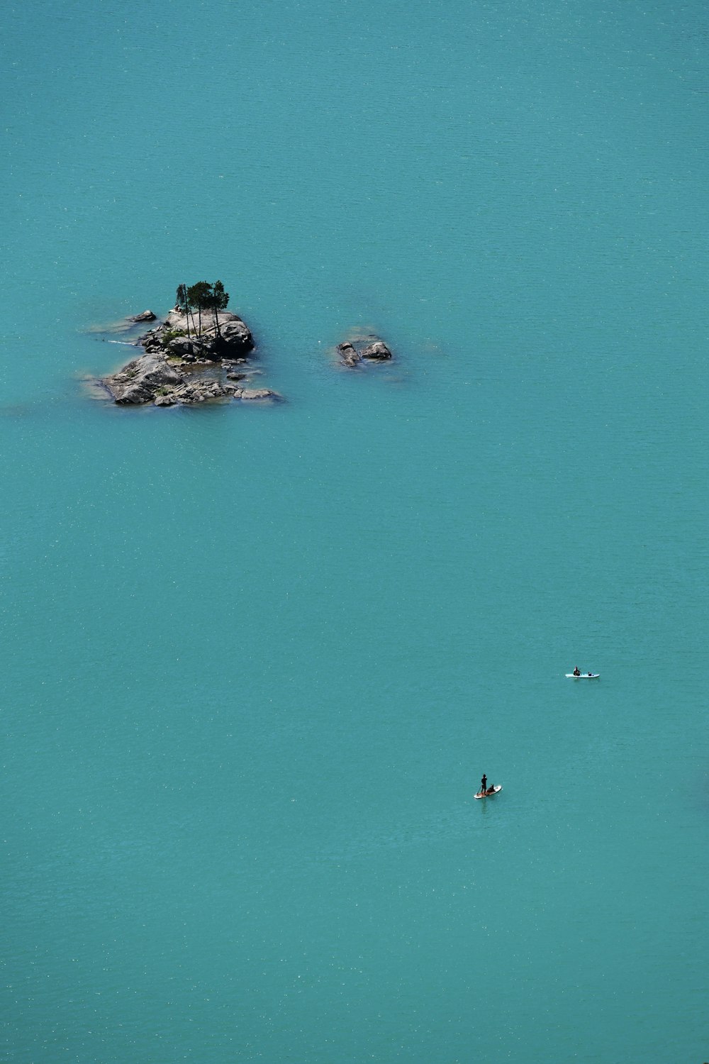 Un par de personas en un cuerpo de agua