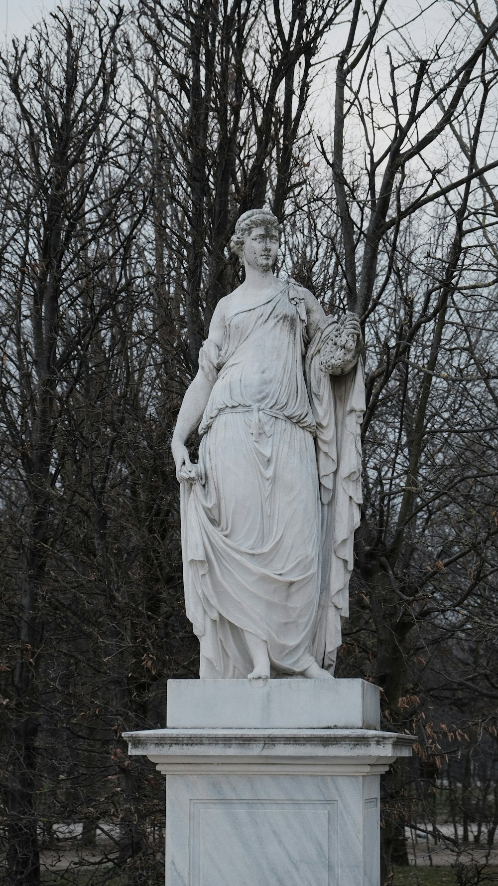 una estatua de una mujer sosteniendo una canasta
