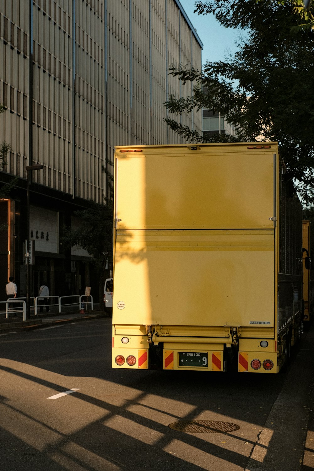 um caminhão amarelo estacionado no acostamento da estrada