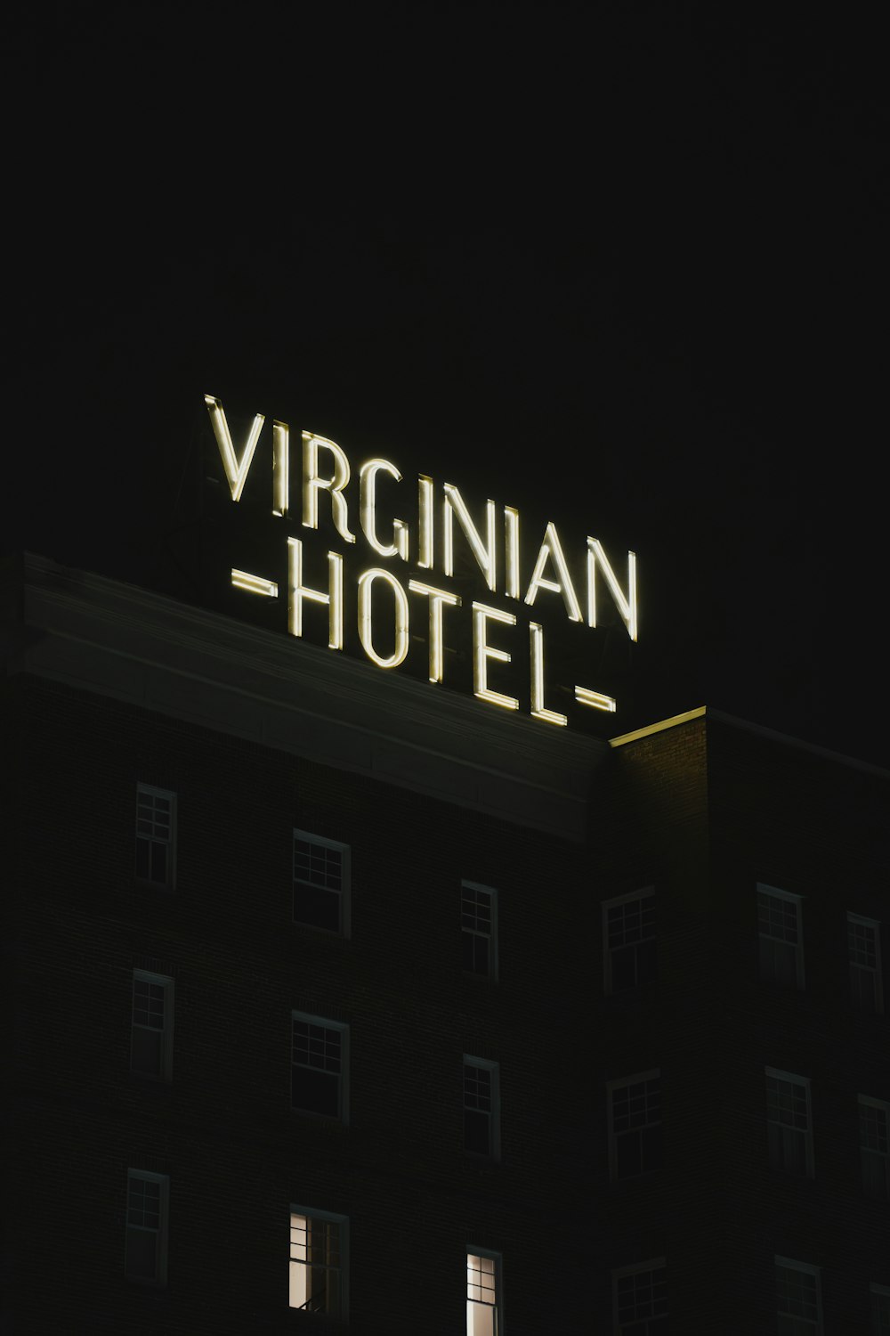 「バージニアンホテル」と書かれた看板が夜に点灯