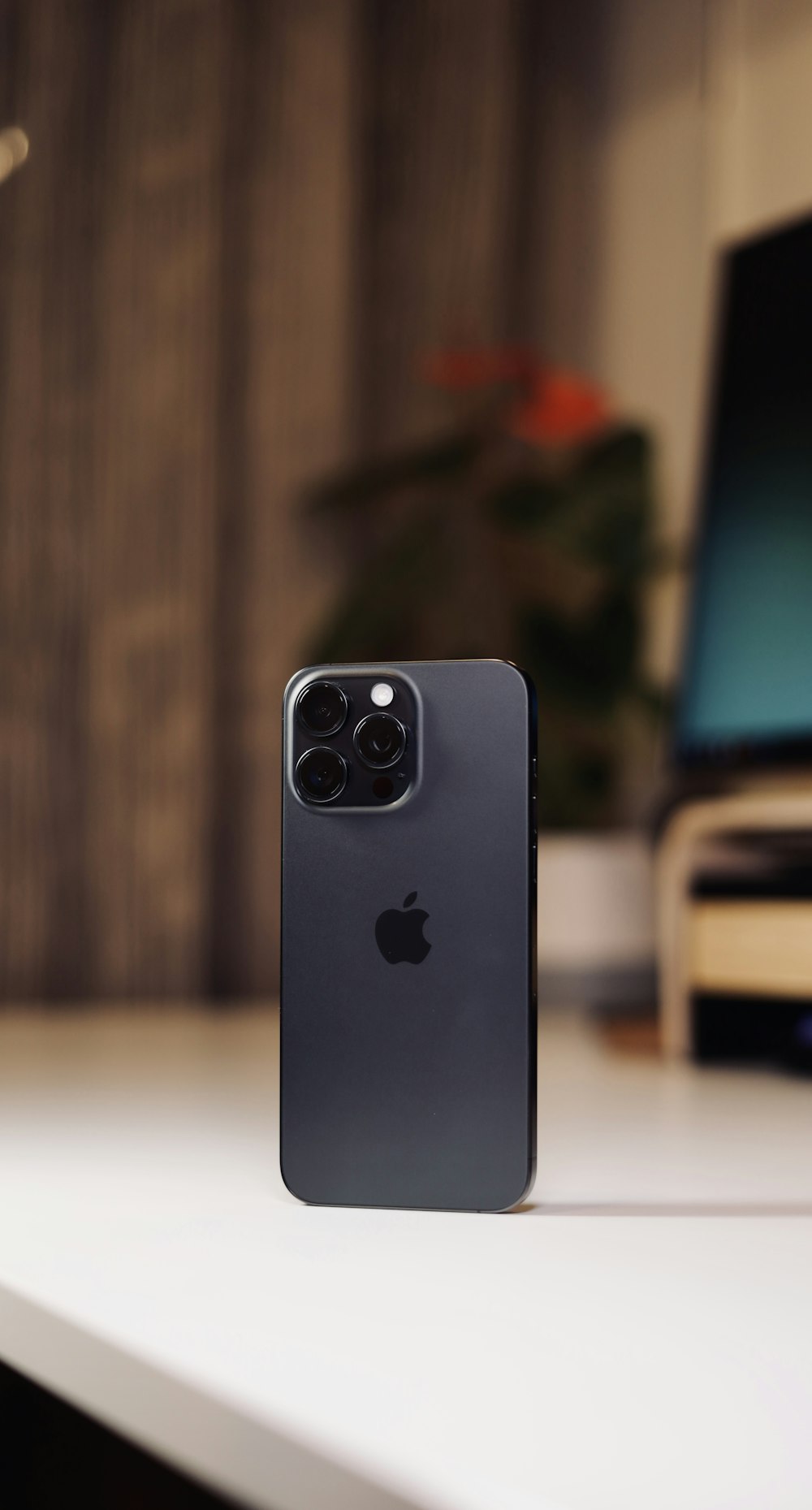 Un iPhone negro sentado encima de una mesa blanca