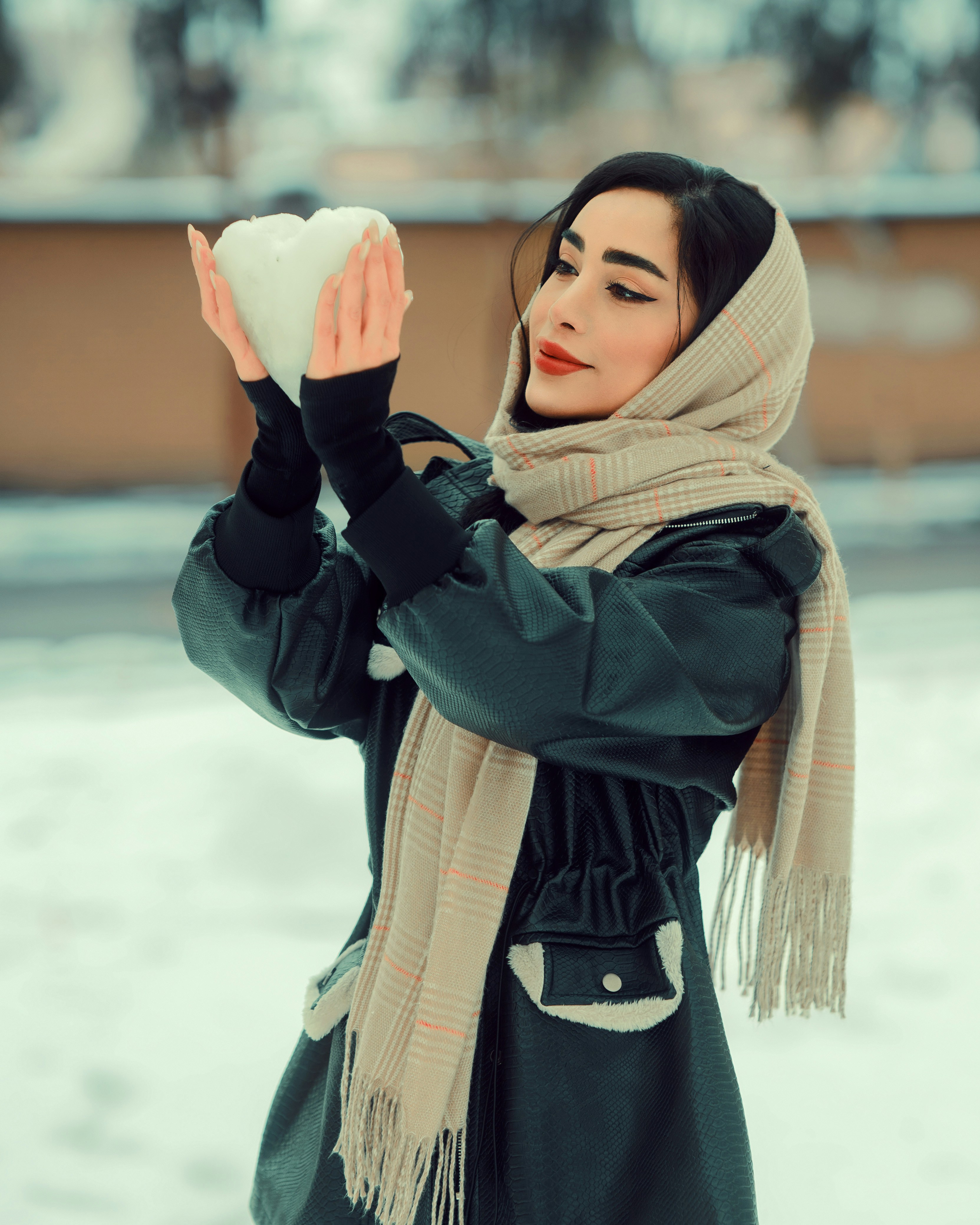 eine Frau, die einen Schal und einen Schal um den Hals trägt