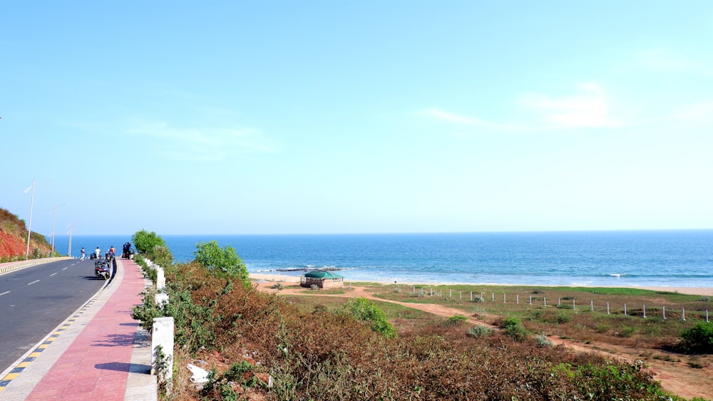 Ein langer Abschnitt der Straße am Meer