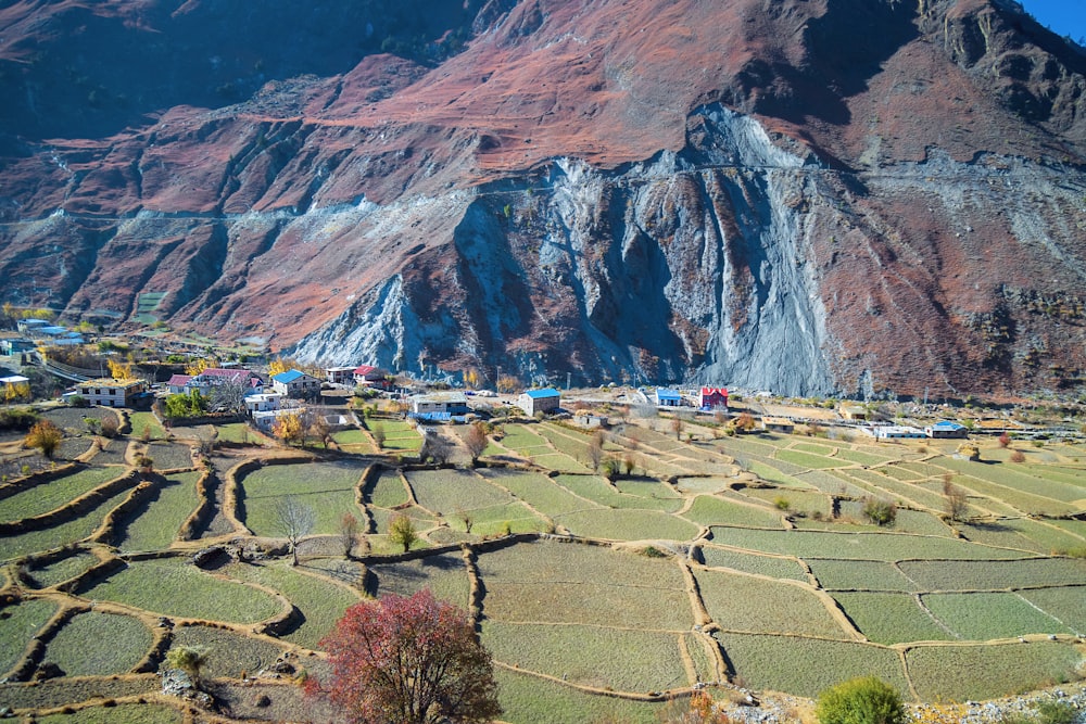 una montagna con un villaggio nel mezzo