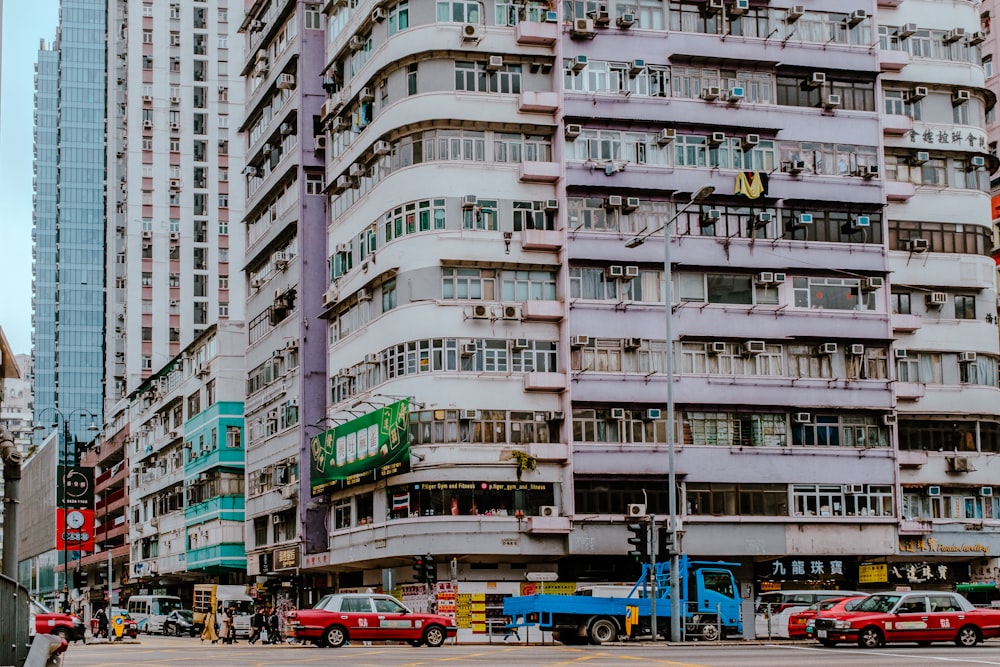 Un edificio muy alto sentado al lado de una calle muy transitada