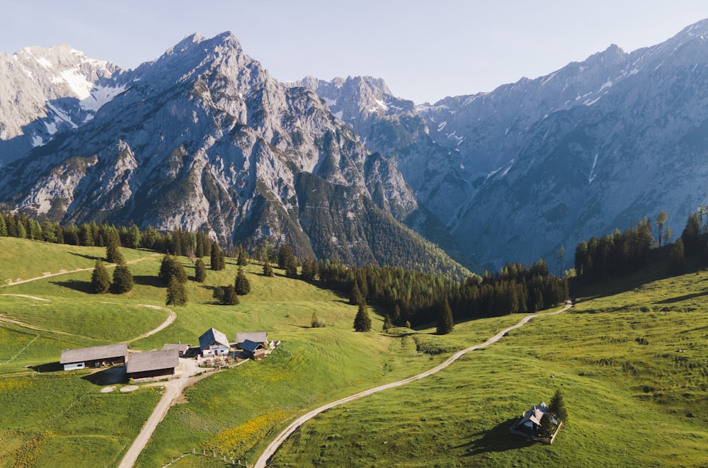 Une maison au milieu d’une chaîne de montagnes