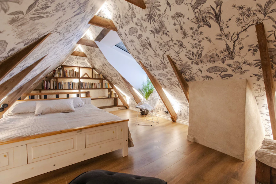 Quarto com papel de parede de motivos naturais, cama e estante