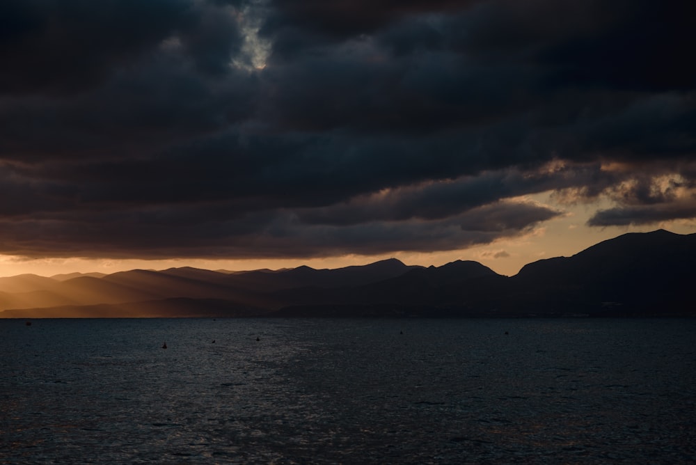 un grande specchio d'acqua sotto un cielo nuvoloso