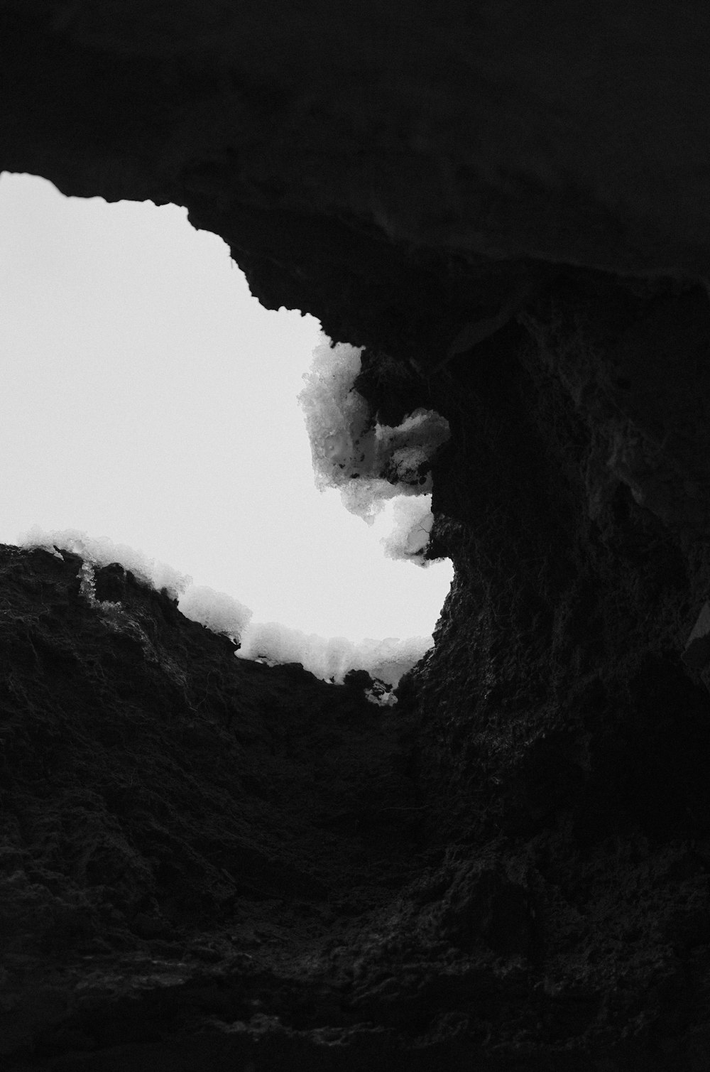 une photo en noir et blanc d’une grotte