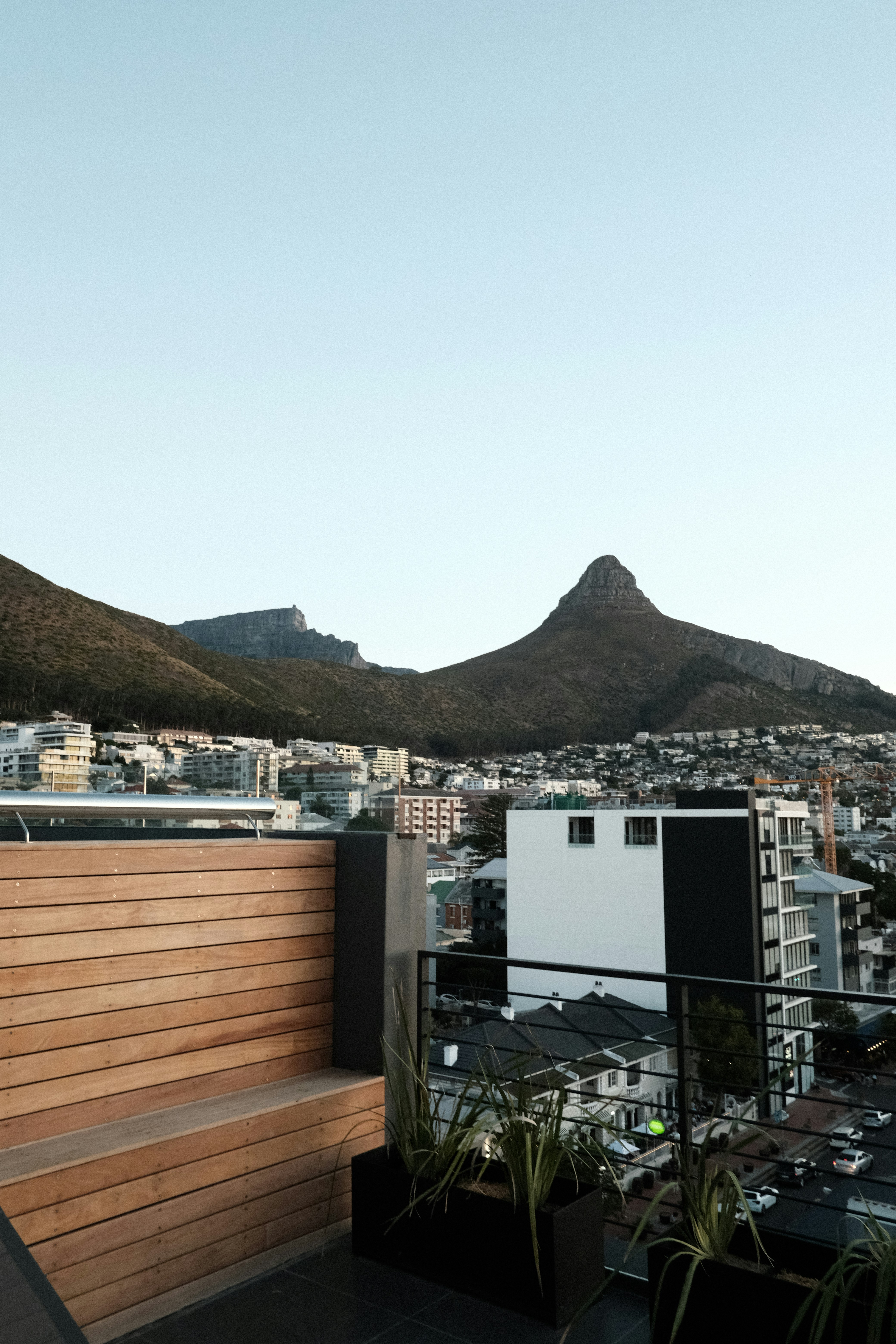 Blick auf eine Stadt mit Bergen im Hintergrund