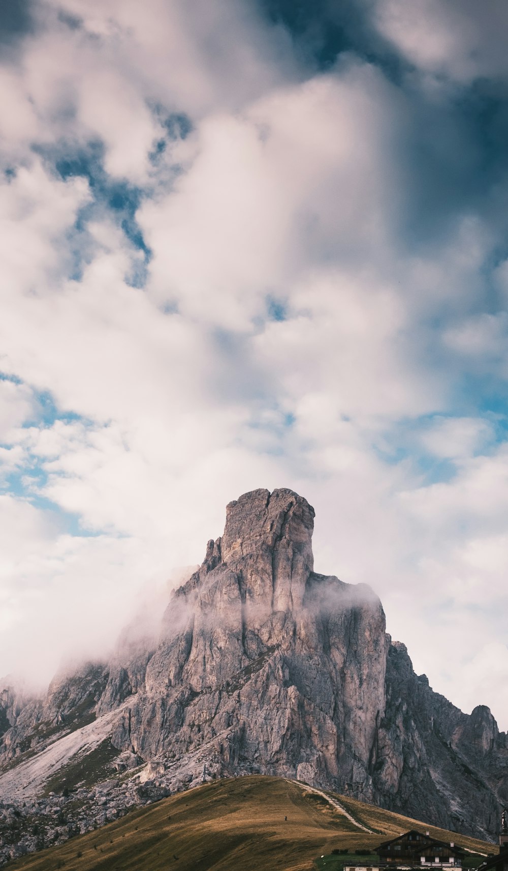 Ein sehr hoher Berg mit einem bewölkten Himmel darüber